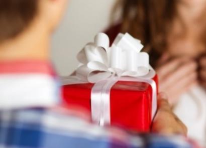 Какой подарок лучше подарить подруге?